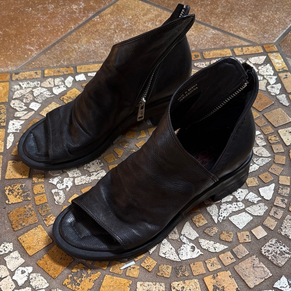 A.S.98 Open-Toe Black Leather Zip Sandals - Picture 7 of 7